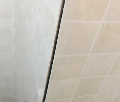 那坡瓷砖空鼓维修公司分享阳台瓷砖脱落的修复过程可以分为以下几个步骤