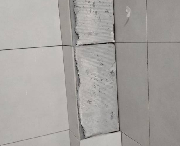 那坡瓷砖空鼓维修公司分享下瓷砖施工前基层浇水润湿程度不足，可能导致以下问题