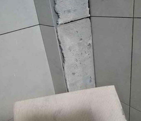 那坡瓷砖空鼓维修公司分享下厨房瓷砖脱落的补救措施。
